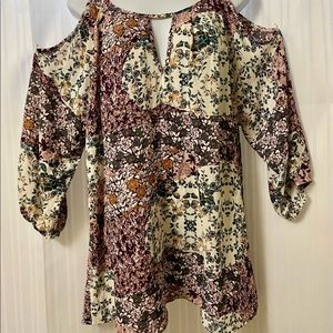 Cold shoulder top size XL